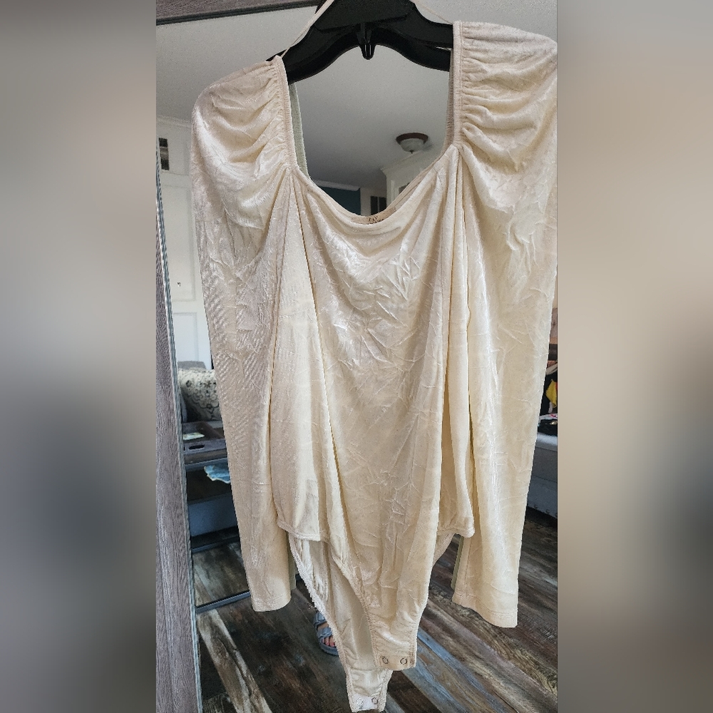 Chelsea & Violet Women's Crushed Velvet Long Sleeve BodysuitSize XL